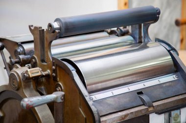 Bu, etkin ve etkili bir şekilde çalıştırmak için sağlam bir sapı olan eski bir metal makinenin detaylı bir yakın çekim görüntüsü.