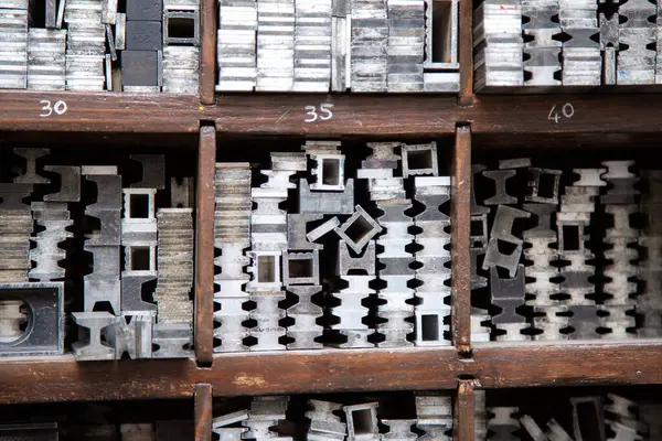 Tamamen çeşitli metal parçalarıyla dolu bir raf var. Her biri kolay teşhis için farklı numaralarla işaretlenmiş.