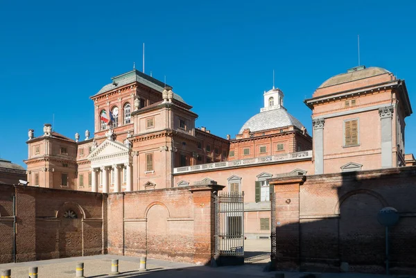 Güzel Racconigi kraliyet kalesi, Cuneo ve Torino yakınlarında, İtalya 'nın Piedmont bölgesinde, Savoy Ailesi' ne aitti.