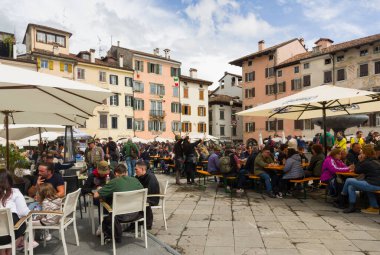 Udine, İtalya (13 Mayıs 2023) - Piazza Matteotti meydanı Alpini askerlerinin yıllık toplantısına katılanlarla dolu