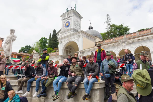 Udine, İtalya (13 Mayıs 2023) - Alpini askerlerinin yıllık toplantısına katılan binlerce kişinin katıldığı Liberta Meydanı