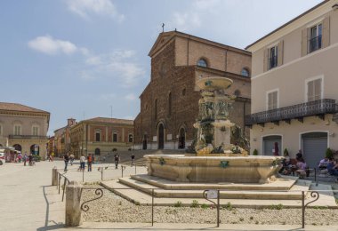 Faenza, İtalya (3 Haziran 2023) - Rönesans katedrali ve eski çeşmeli Piazza del Popolo Meydanı