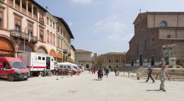 Faenza, İtalya (3 Haziran 2023) - Sivil savunma hattı, Kızıl Haç ve itfaiye araçları ile Piazza della liberta meydanı