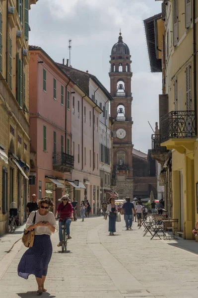 意大利法恩扎 Faenza Italy 2023年6月3日 该镇历史中心的行人科索 马齐尼 Corso Mazzini — 图库照片