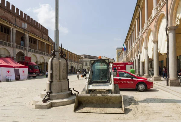 法恩扎广场 Piazza Del Popolo Square 意大利法恩扎 2023年6月3日 洪水袭击该镇后 广场上有刮胡刀和其他民防 红十字会和消防车 — 图库照片