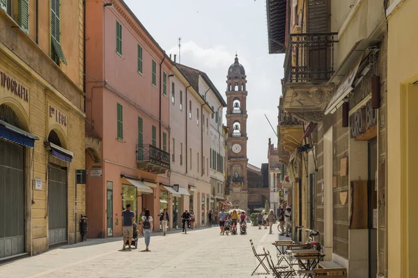 意大利法恩扎 Faenza Italy 2023年6月3日 该镇历史中心的行人科索 马齐尼 Corso Mazzini — 图库照片