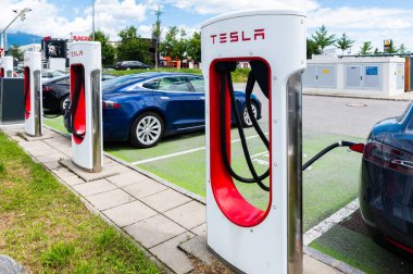 Villach, Avusturya (31 Temmuz 2023) - Tesla arabaları için bir elektrik şarj istasyonu