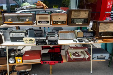 Villach, Avusturya (31 Temmuz 2023) - Bit pazarında geniş bir eski radyo ve turntable koleksiyonu