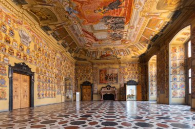 Klagenfurt, Avusturya (16 Aralık 2023) - Landhaus Klagenfurt 'un Rönesans binası içindeki büyük zarar paltosu salonu