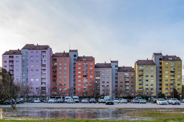 Nova Gorica, Slovenya (21 Ocak 2024) - Komünist dönemin farklı renklerle boyanmış evleri