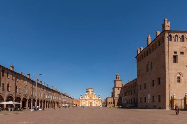 Carpi, İtalya (25 Mart 2024) - Corso Alberto Pio caddesinde görülen katedralli Piazza dei Martiri antik meydanı