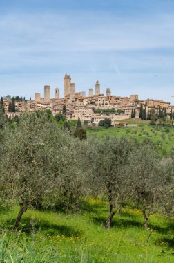 İtalya 'nın Toskana kentindeki ortaçağ San Gimignano şehrinin gökyüzü manzarası çok güzel.