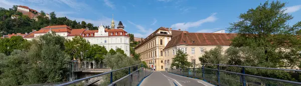 Graz, Avusturya (16 Ağustos 2024) - Erich-Edegger-Steg 'in eski kasabaya doğru bisikletçiler ve yayalar için köprüsü