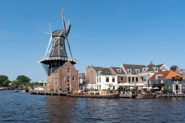 Haarlem, Hollanda (21 Haziran 2025) - Hollanda, Haarlem 'deki bir kanalda bulunan Windmill De Adriaan. Yapı 1932 'de yandı ve 2002' de yeniden inşa edildi.