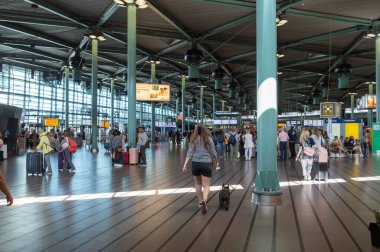 Amsterdam, Hollanda (21 Haziran 2025) Büyük cam cephe ve metal çerçeve ile modern havaalanı girişi. 