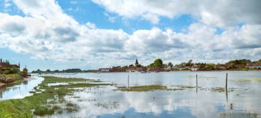 Bosham High Tide Panorama, Batı Sussex, İngiltere, manzara manzaralı köy limanı.