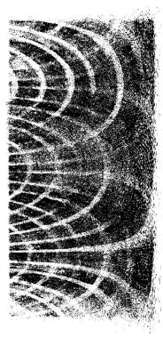 Grunge üst üste biniyor. Soyut siyah-beyaz vektör arkaplanı. Çatlak, leke ve noktalarda kirli desenli tek renkli klasik yüzey. Karanlık korku tarzında eski bir duvar.