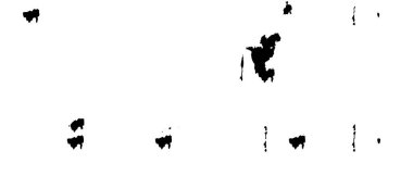 Grunge üst üste biniyor. Soyut siyah-beyaz vektör arkaplanı. Çatlak, leke ve noktalarda kirli desenli tek renkli klasik yüzey. Karanlık korku tarzında eski bir duvar.