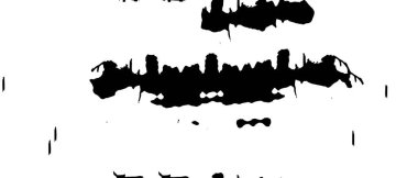 Grunge üst üste biniyor. Soyut siyah-beyaz vektör arkaplanı. Çatlak, leke ve noktalarda kirli desenli tek renkli klasik yüzey. Karanlık korku tarzında eski bir duvar.