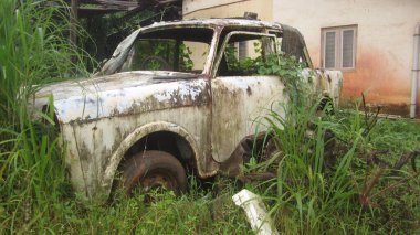 Terk edilmiş eski klasik arabalar, eski araba, paslı, yosunlu, terk edilmiş araba.