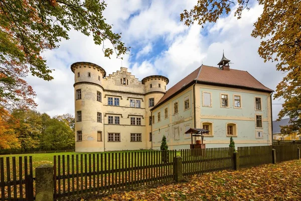 ソコロフ チェコ共和国 ジンドリッヒ シンデリコフ2021年10月23日 アーカイブの旧城の景色 秋の色 白い雲の青い空 オレンジの葉が地面に — ストック写真