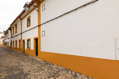 Portekiz 'de antik bir Evora şehrinin sokak manzarası