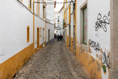 Portekiz 'de antik bir Evora şehrinin sokak manzarası