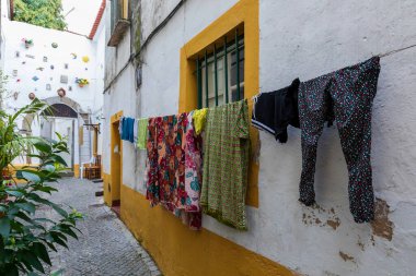 Portekiz 'de antik bir Evora şehrinin sokak manzarası