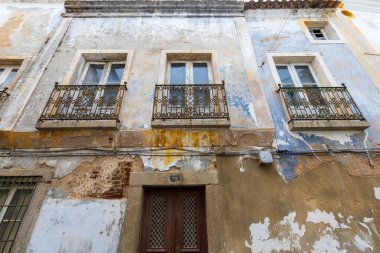 Portekiz 'de antik bir Evora şehrinin sokak manzarası