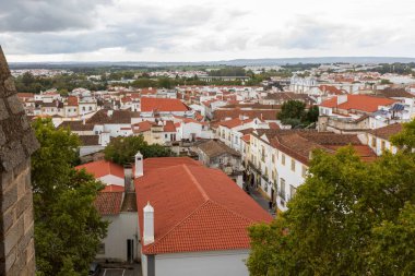 Portekiz 'de antik bir Evora şehrinin sokak manzarası