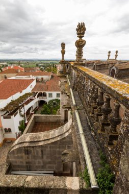 Portekiz 'de antik bir Evora şehrinin sokak manzarası