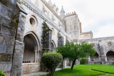 Portekiz 'de antik bir Evora şehrinin sokak manzarası