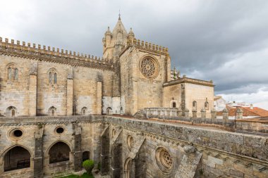 Portekiz 'de antik bir Evora şehrinin sokak manzarası