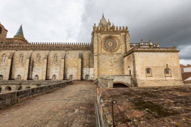 Portekiz 'de antik bir Evora şehrinin sokak manzarası