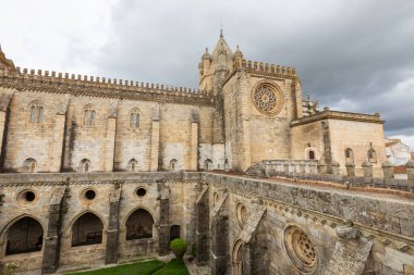 Portekiz 'de antik bir Evora şehrinin sokak manzarası