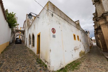 Portekiz 'de antik bir Evora şehrinin sokak manzarası