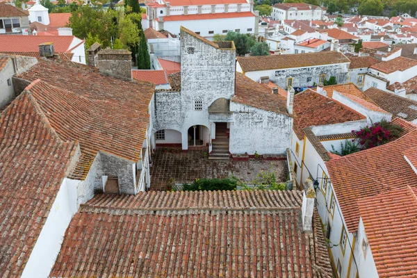 Portekiz 'de antik bir Evora şehrinin sokak manzarası