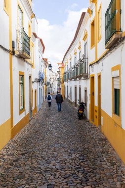 Portekiz 'de antik bir Evora şehrinin sokak manzarası