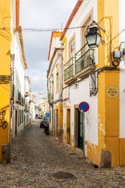 Portekiz 'de antik bir Evora şehrinin sokak manzarası