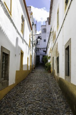 Portekiz 'de antik bir Evora şehrinin sokak manzarası