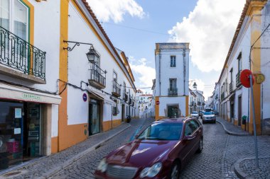 Portekiz 'de antik bir Evora şehrinin sokak manzarası