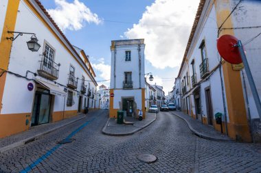 Portekiz 'de antik bir Evora şehrinin sokak manzarası