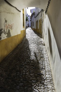 Portekiz 'de antik bir Evora şehrinin sokak manzarası