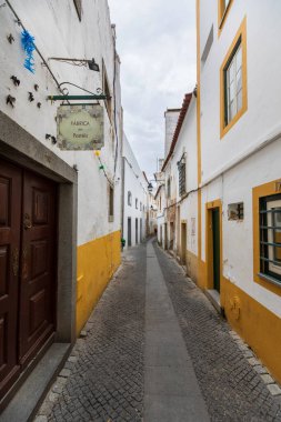 Portekiz 'de antik bir Evora şehrinin sokak manzarası