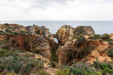 Portekiz 'in Algarve bölgesindeki engebeli Atlantik okyanus kıyılarının dramatik manzarası