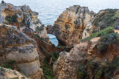 Portekiz 'in Algarve bölgesindeki engebeli Atlantik okyanus kıyılarının dramatik manzarası