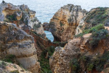 Portekiz 'in Algarve bölgesindeki engebeli Atlantik okyanus kıyılarının dramatik manzarası