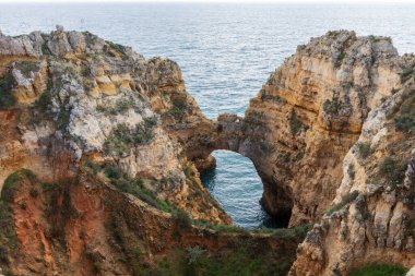 Portekiz 'in Algarve bölgesindeki engebeli Atlantik okyanus kıyılarının dramatik manzarası