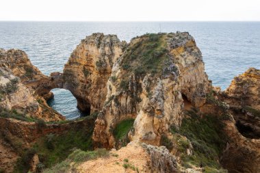 Portekiz 'in Algarve bölgesindeki engebeli Atlantik okyanus kıyılarının dramatik manzarası