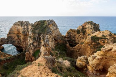 Portekiz 'in Algarve bölgesindeki engebeli Atlantik okyanus kıyılarının dramatik manzarası